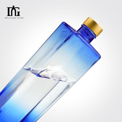 Op maat gemaakte 700 ml 750 ml geleidelijke verandering Blauwe vierkant glasfles met aluminium schroefdeksel