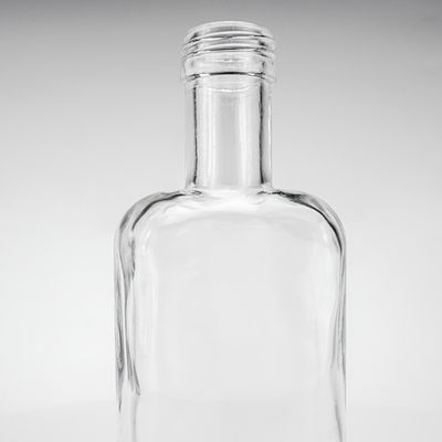 700 ml helder plat vierkant glas Vodka Whisky fles met schroefdop en gegraveerd logo