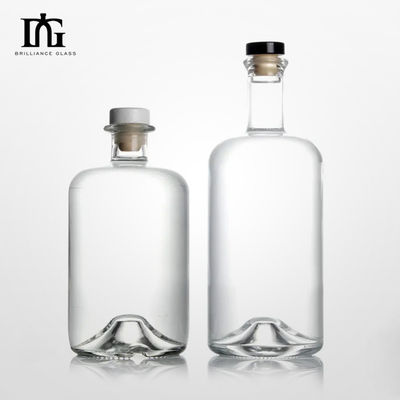 WISKY 750 ml heldere flintglasfles met klassiek rond ontwerp en glazen kraag
