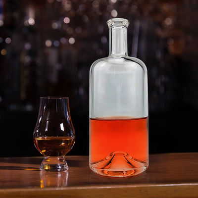 WISKY 750 ml heldere flintglasfles met klassiek rond ontwerp en glazen kraag