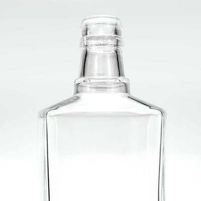 Acceptabel klant logo glazen fles in de vorm van een driehoek 650 ml drank whisky met kurk