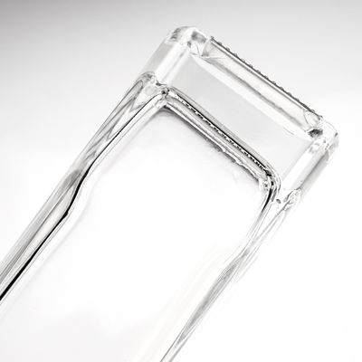 Acceptabel klant logo glazen fles in de vorm van een driehoek 650 ml drank whisky met kurk