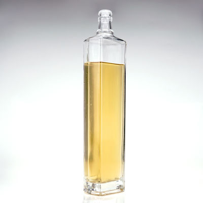 Acceptabel klant logo glazen fles in de vorm van een driehoek 650 ml drank whisky met kurk