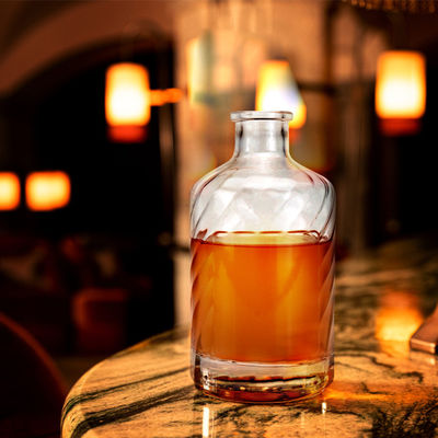 Acceptabel klant logo aangepast helder rond glasfles voor whisky brandy en gin