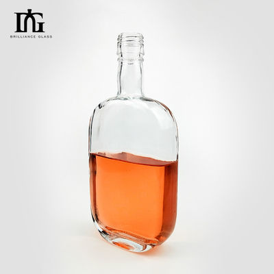500 ml doorzichtige vodka glasfles met verzegelde kurk en graverend oppervlak