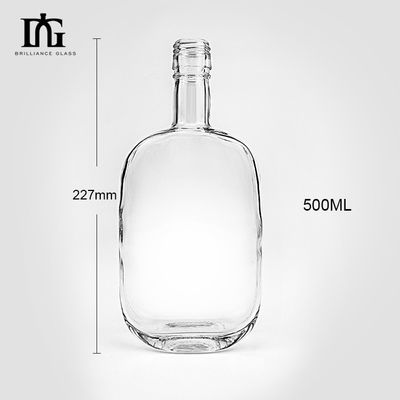 500 ml doorzichtige vodka glasfles met verzegelde kurk en graverend oppervlak