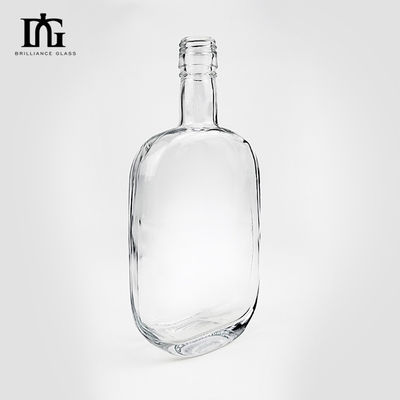 500 ml doorzichtige vodka glasfles met verzegelde kurk en graverend oppervlak