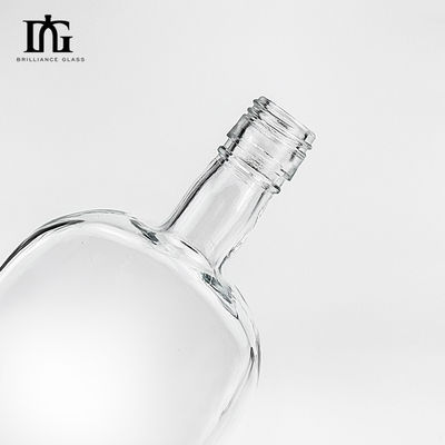 500 ml doorzichtige vodka glasfles met verzegelde kurk en graverend oppervlak