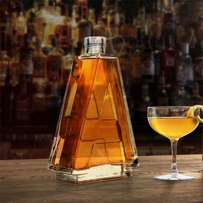 Doorzichtige A-vormige glazen fles met kurk schroefdeksel