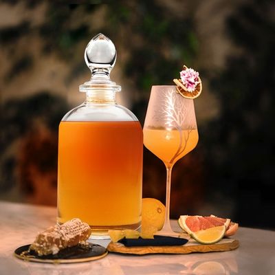 500 ml heldere glazen fles met een kurk gegraveerde oppervlakte