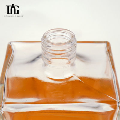 Doorzichtige vierkant glasfles 500 ml 700 ml voor het einde Whiskey Gin Rum Logo Acceptabel