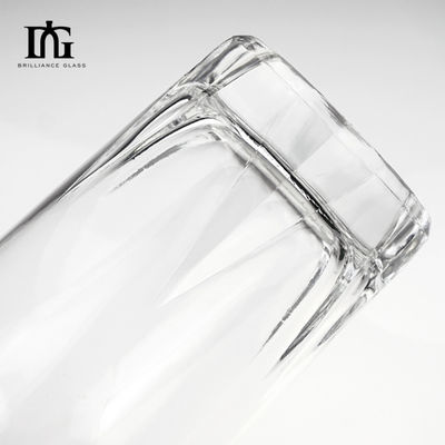 Graveren van glasflessen voor whisky in verschillende capaciteiten