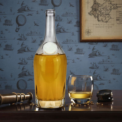 Graveren van glasflessen voor whisky in verschillende capaciteiten