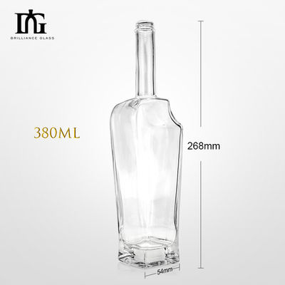 Duidelijke kubische lege rum whisky spirit gin vodka glas drank fles met kurk en afdichting