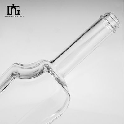 Duidelijke kubische lege rum whisky spirit gin vodka glas drank fles met kurk en afdichting