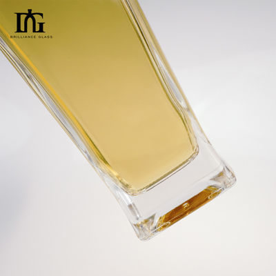 Duidelijke kubische lege rum whisky spirit gin vodka glas drank fles met kurk en afdichting