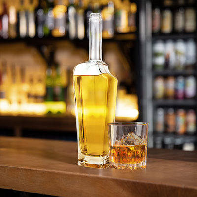 Duidelijke kubische lege rum whisky spirit gin vodka glas drank fles met kurk en afdichting