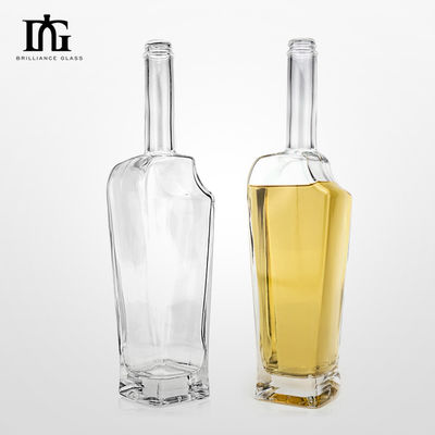 Duidelijke kubische lege rum whisky spirit gin vodka glas drank fles met kurk en afdichting